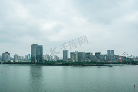 城市清新风景摄影照片_上海黄浦江室外摄影图配图