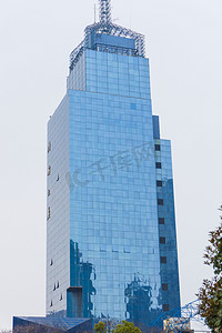 蓝色商务宣传摄影照片_蓝色城市建筑楼特写摄影图