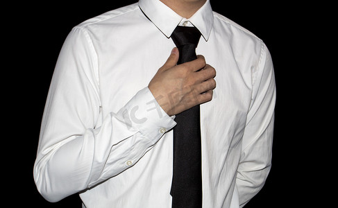 单手调整领带商用摄影图