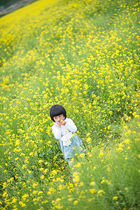 孩童和龙摄影照片_油菜 里的小女孩