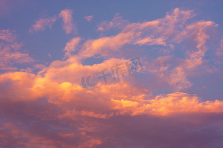云朵渐变卡通摄影照片_夏日傍晚夕阳彩霞云朵摄影图
