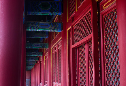 皇宫红色花纹门摄影图