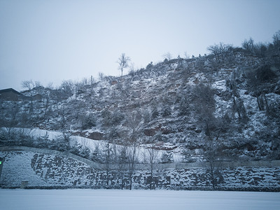 冬天雪后郊外高山自然风景摄影图配图
