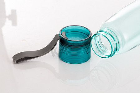 塑料水杯摄影照片_蓝色开口塑料便携水杯实拍摄影图