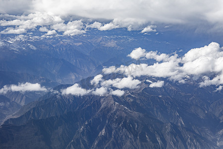 俯瞰大地山峰摄影图