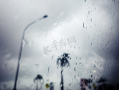 下雨天挂着雨滴的窗户玻璃摄影图