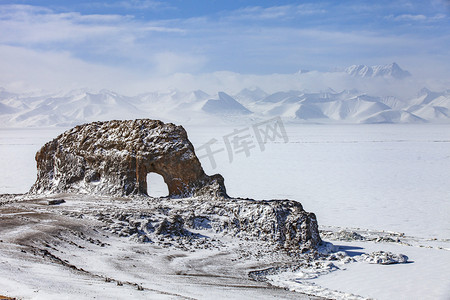 雪地雪山摄影图