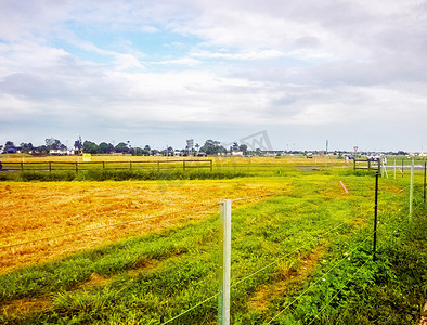 9月你好摄影照片_澳洲乡下黄绿交接农田摄影图