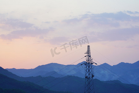 太行山顶夕阳群山和高压线塔摄影图