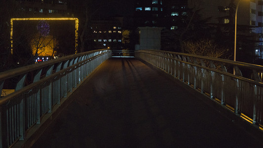 动感之星高清图摄影照片_城市夜景系列之天桥人行道摄影图