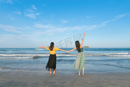 夏季旅行摄影照片_沙滩少的少女