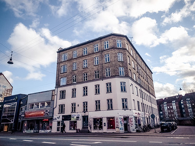 丹麦街头的撞色公寓摄影图