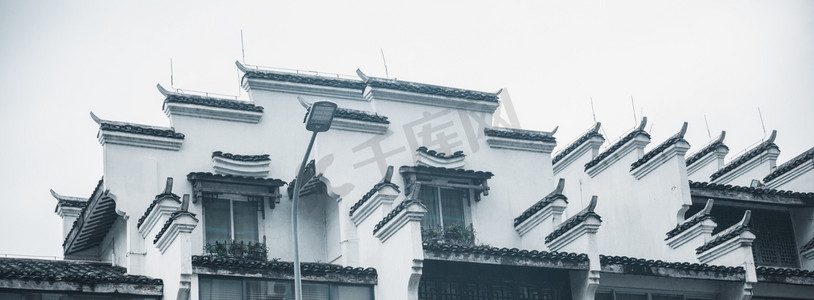 国风牌匾摄影照片_古镇中的中国风复古特色建筑摄影图