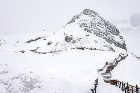 雪花摄影照片_玉龙雪山山峰摄影图