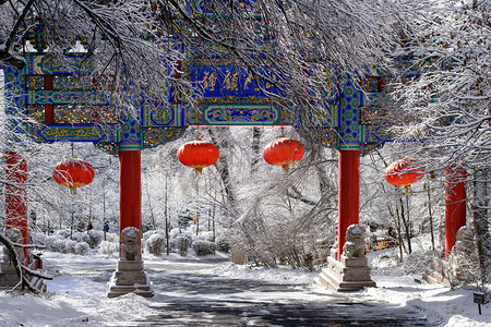 雪后挂着红灯笼千山龙泉寺山门摄影图