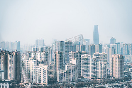 清晨俯瞰朦胧雨雾中的山城摄影图