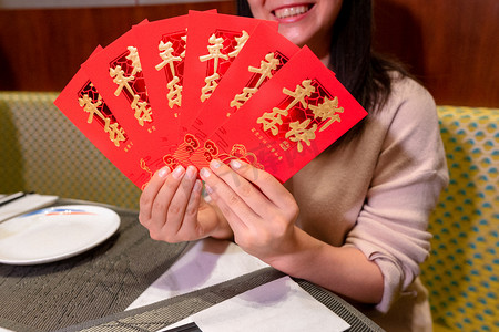 春节logo摄影照片_收到红包微笑的女孩