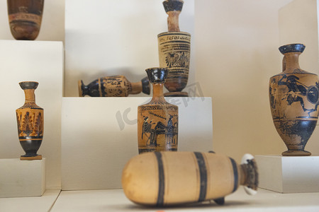 吐鲁番博物馆摄影照片_彩绘陶罐摄影图