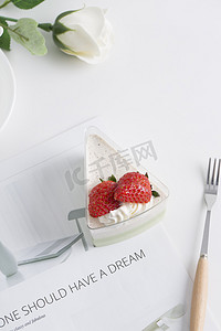 草莓蛋糕甜品摄影照片_西式草莓蛋糕小甜点平面摄影图