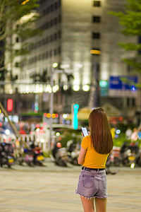 精美壁纸摄影照片_都市夜晚女孩等候的背影