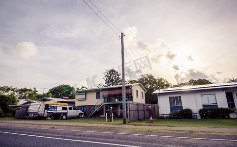 炭烧澳洲牛肋骨摄影照片_澳洲静谧的房屋和马路摄影图