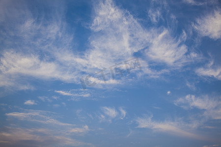 蓝色天空氢气球摄影照片_蓝色天空白云自然风景摄影图
