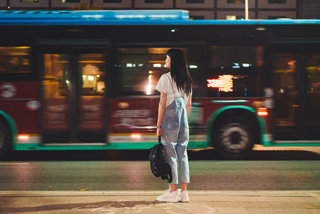 女孩旅游摄影照片_下班等车的女孩