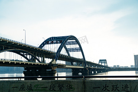 雨桥梁摄影照片_雨后天晴下的复兴大桥摄影图