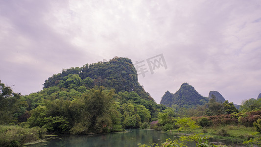 天空下高山摄影图