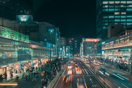 夜景道路摄影照片_日本东京新宿街道人群夜景摄影图