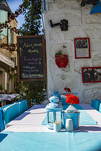 土耳其街道室外的餐桌摄影图