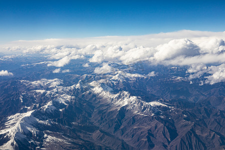 俯瞰山脉摄影照片_俯瞰大地山峰摄影图