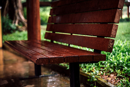 雨天凳子摄影图