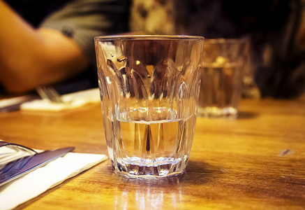 餐桌玻璃杯水摄影图
