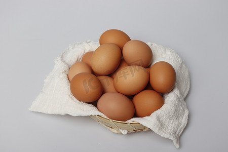 黄精炖土鸡摄影照片_鸡蛋摄影图