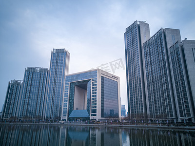 海水摄影照片_岸边城市建筑群摄影图