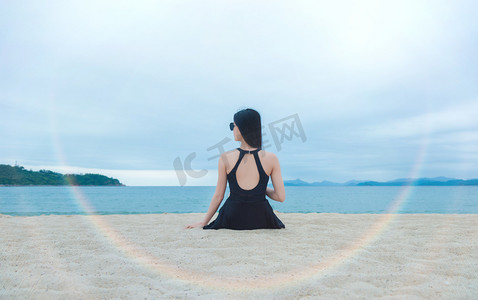 晨跑男背影摄影照片_沙滩上女孩背影摄影图