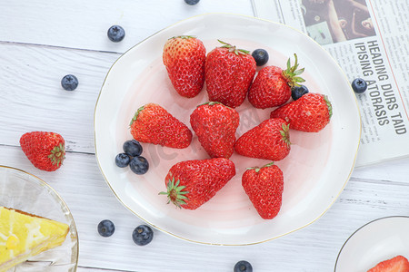 水果草莓蓝莓摄影图