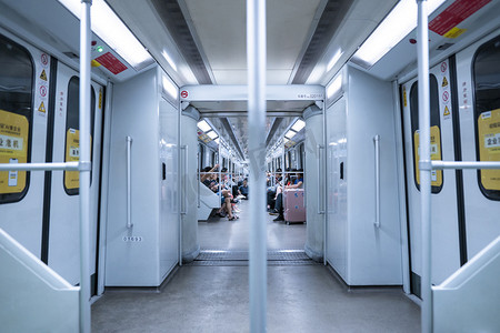 广州地铁列车摄影照片_地铁摄影图