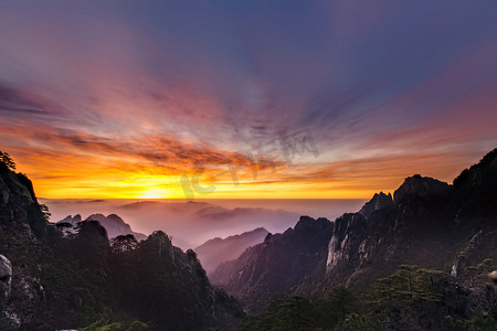 山峰日出摄影照片_朝霞和山峰云雾摄影图