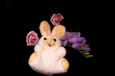 可爱兔子公仔摄影照片_兔子娃娃玩具摄影图