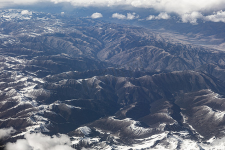 俯瞰大地山峰摄影图