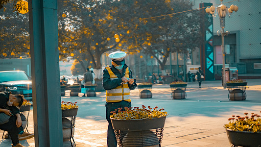 好天气下悠闲的交警