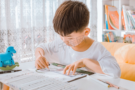 学习摄影照片_窗前画画的小男孩人物