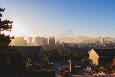 北方小镇清晨日出洒满金色阳光摄影图