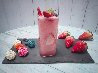 玻璃杯果汁摄影照片_夏日草莓冰沙红色果汁饮品摄影图 