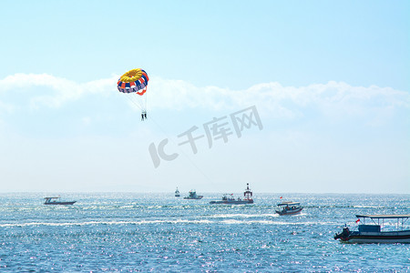 海上降落伞运动摄影图