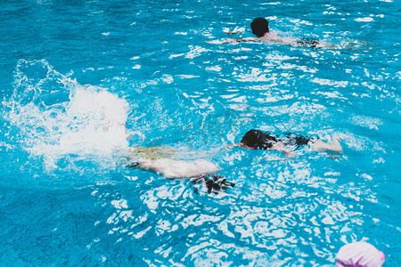 游泳训练班摄影照片_夏日的潜水