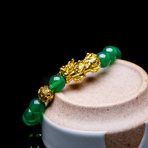 翡翠绿珠和金饰手链首饰特写摄影图