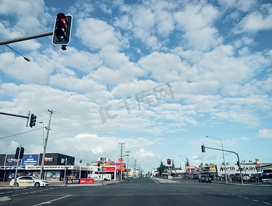 街景钢笔淡彩摄影照片_蓝天白云下澳洲街景摄影图